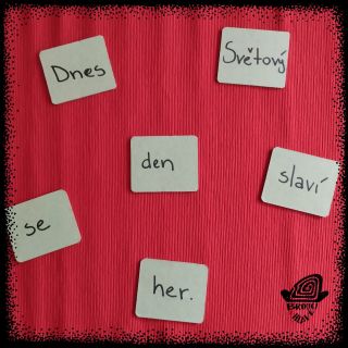 Slavíme SVĚTOVÝ DEN HER 🧩🎲🃏 ...samozřejmě slavíme hrou a s hrami 🎉 Trochu kartiček, trochu kostek, trochu karet, hodně...